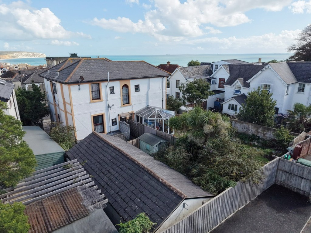 Lot: 22 - ONE-BEDROOM BUNGALOW WITH GARDEN FOR INVESTMENT OR OCCUPATION - Drone view of the rear
